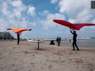 Sono quasi pronti per entrare in acqua. Prima per� � necessario riscaldarsi sollevando il wing con le mani, anche per calibrare la forza del vento